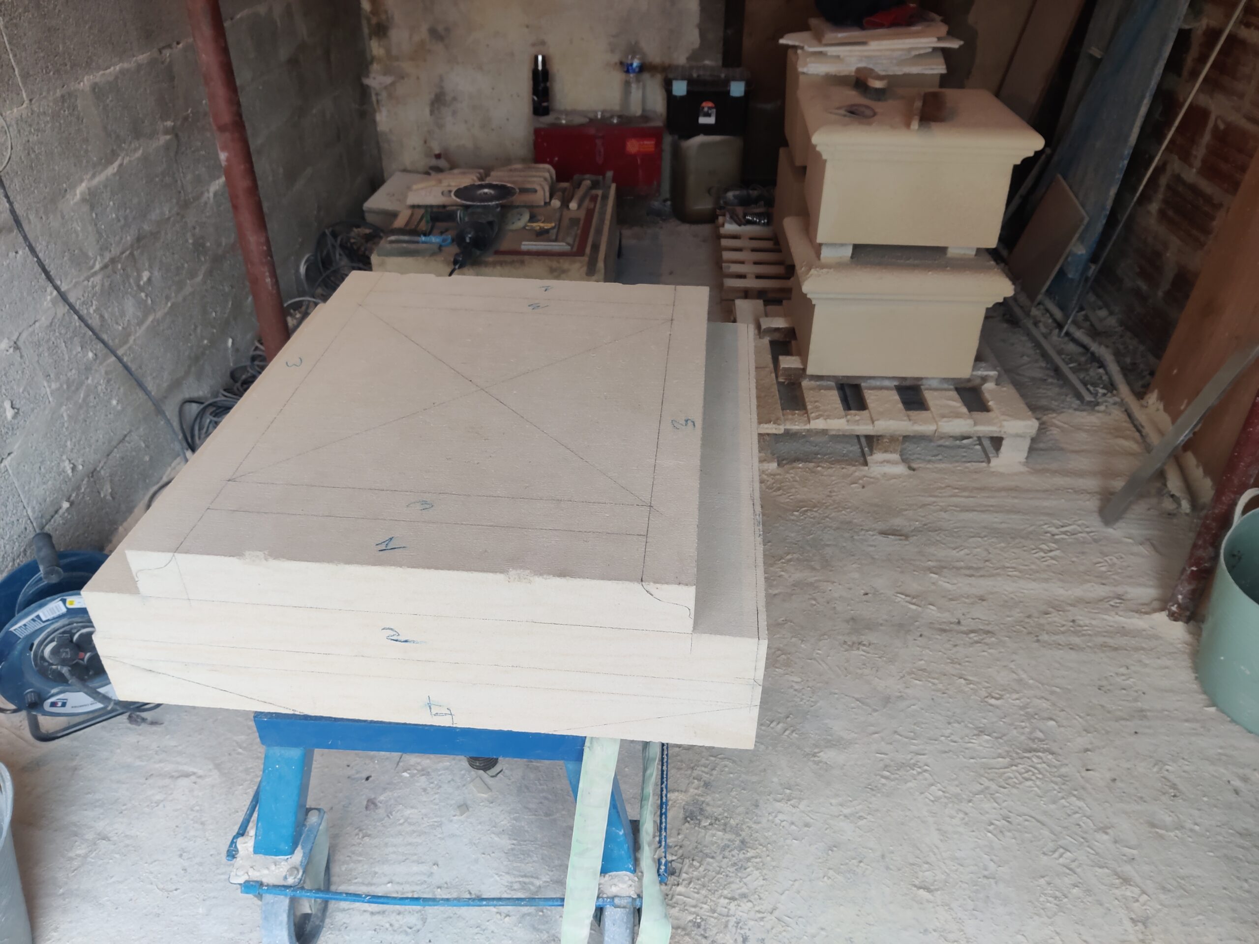 Taille de pierre artisanale pour pilier de portail