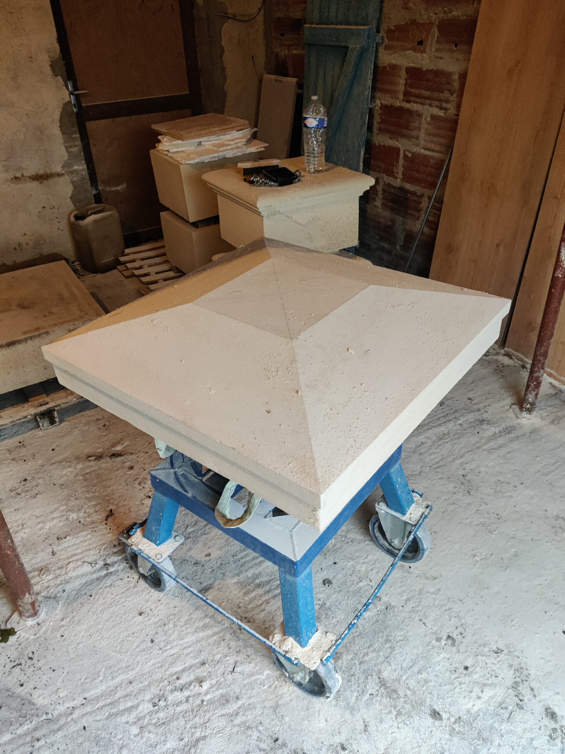 You are currently viewing Restauration de piliers de portail avec taille de pierre