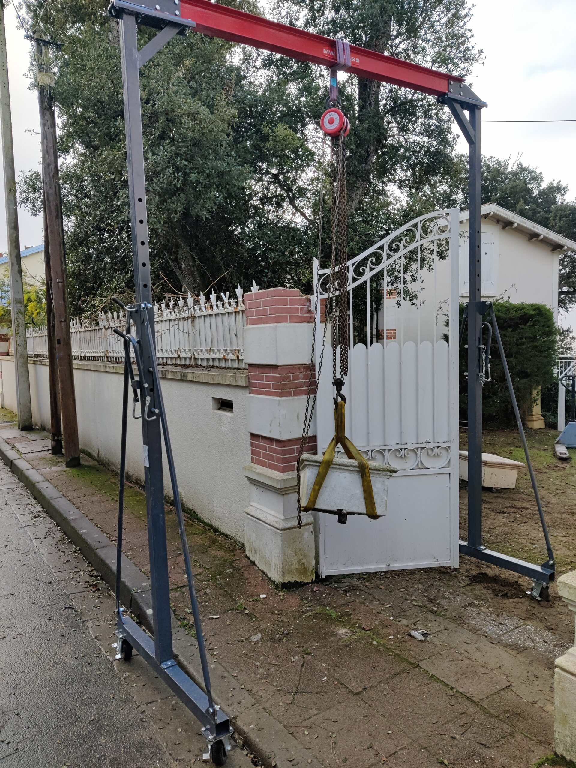 Pilier de portail en pierre restauré