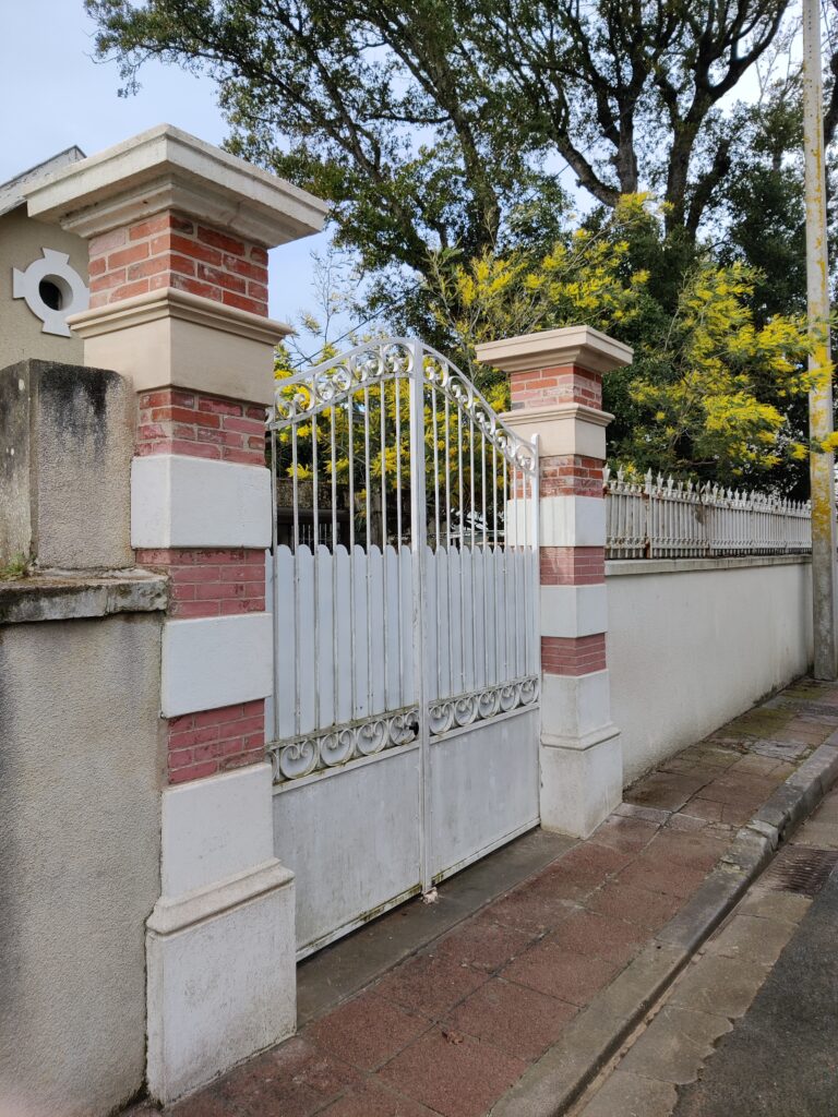 Pilier de portail en pierre restauré et fini