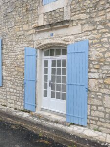 Lire la suite à propos de l’article Remplacement de linteau en pierre pour une porte d’entrée