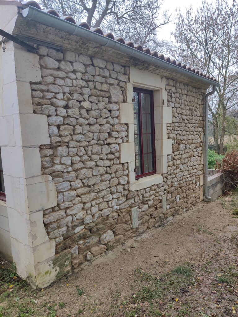 alt="Piquage pour ravalement façade pierre vue"