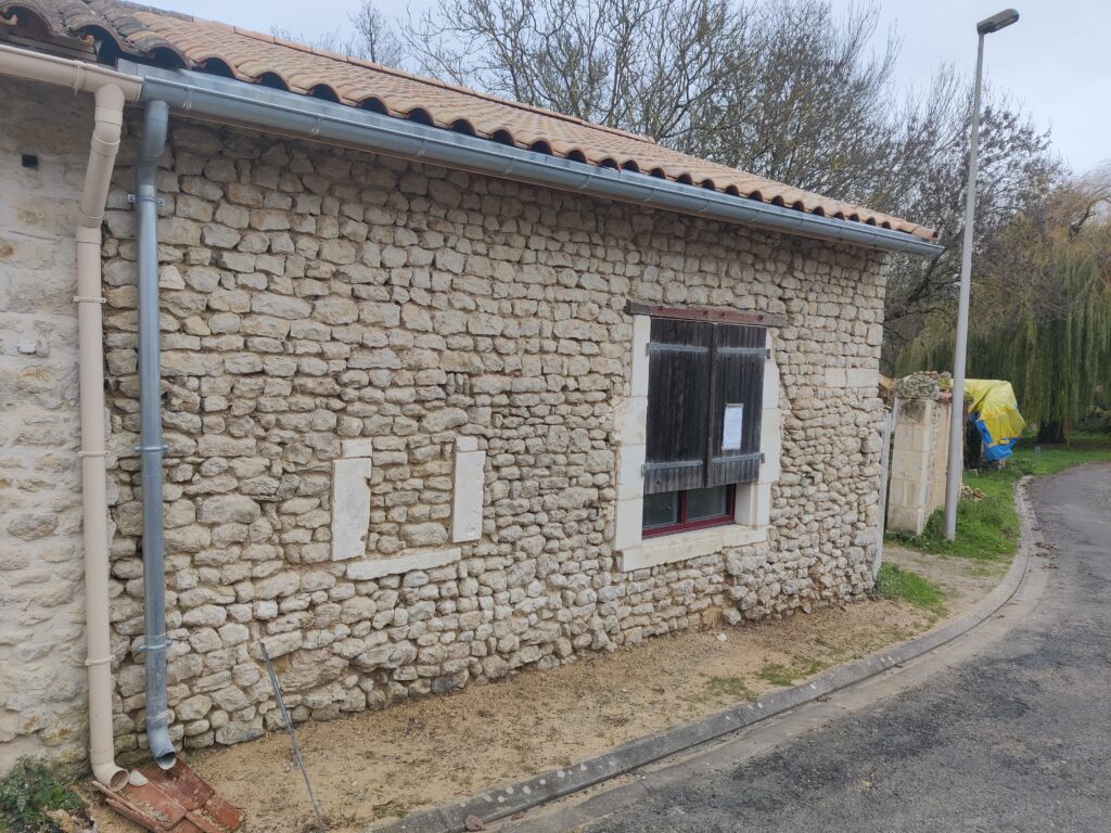 alt="Nettoyage des pierres lors du ravalement façade pierre vue"