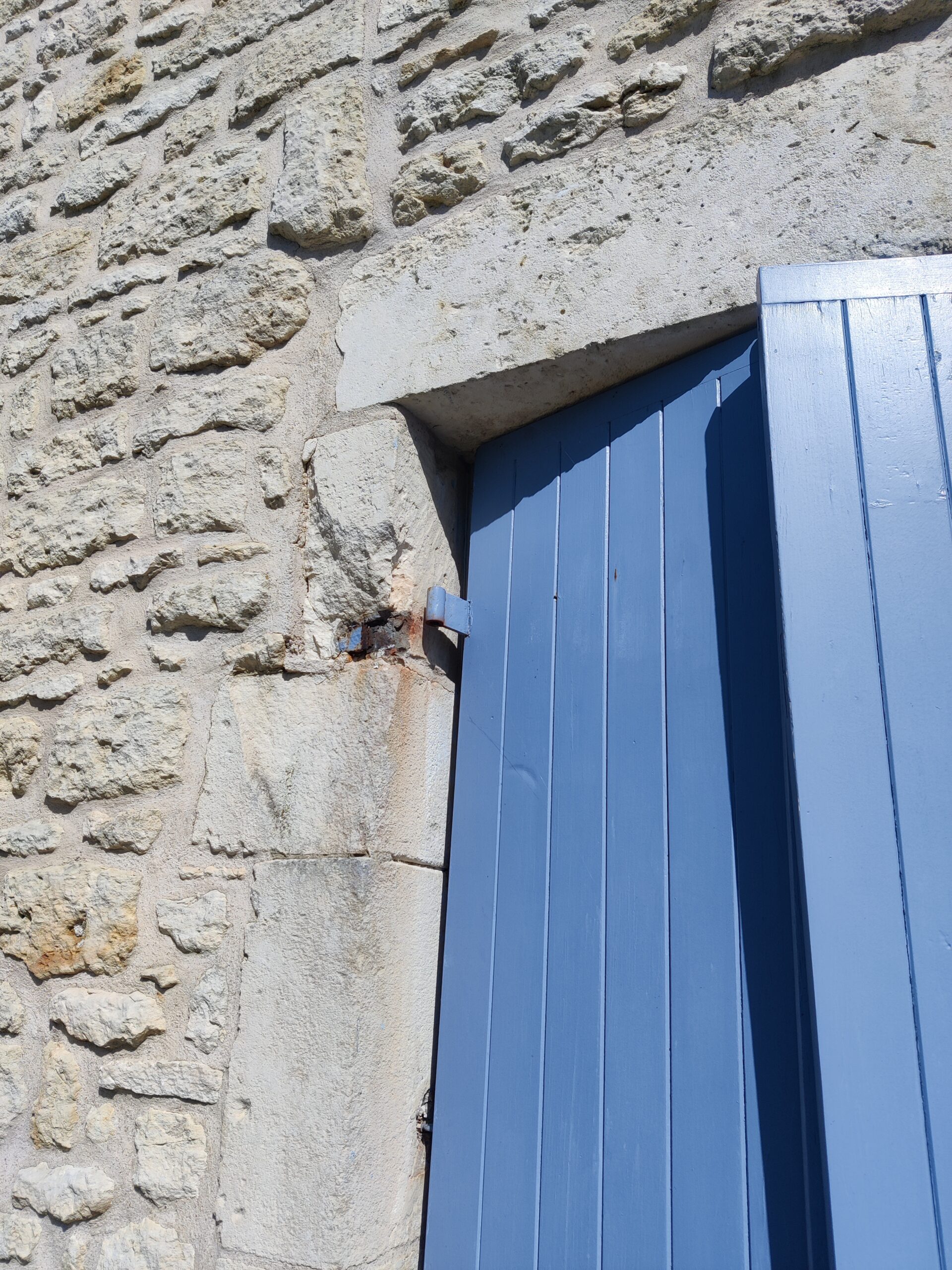 Encadrement de fenêtre en pierre taillée – réalisation pierre et maçonnerie